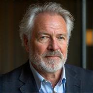 Een bedachtzaam, professioneel portret van Rik Hendriks, vastgoedontwikkelaar.